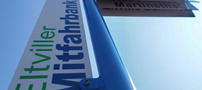 Auch in Martinsthal gibt es eine Mitfahrbank. Ein Schild weist auf eine Mitfahrbank in Martinsthal hin.