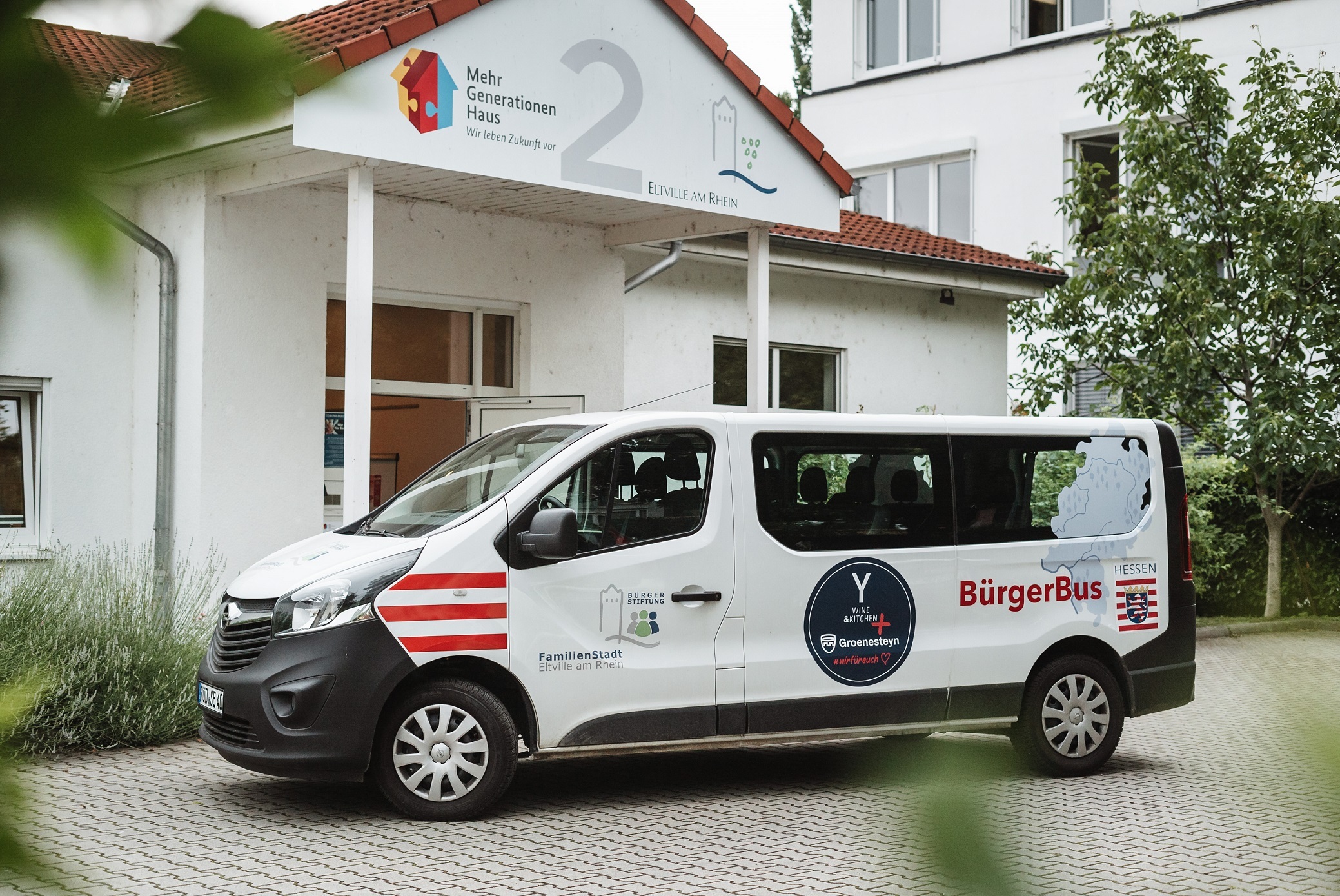 Der Eltviller Bürgerbus. Der Eltviller Bürgerbus steht vor dem Mehrgenerationenhaus Eltville.