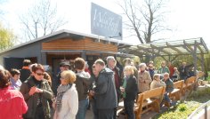 Der Weintreff in Erbach. Zahlreiche Besucher stehen mit Weingläsern am Weintreff in Erbach.